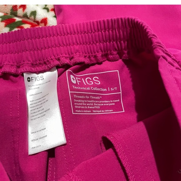 FIGS - Raspberry Sorbet Set with Blue Drawstring - Picture 5 of 5